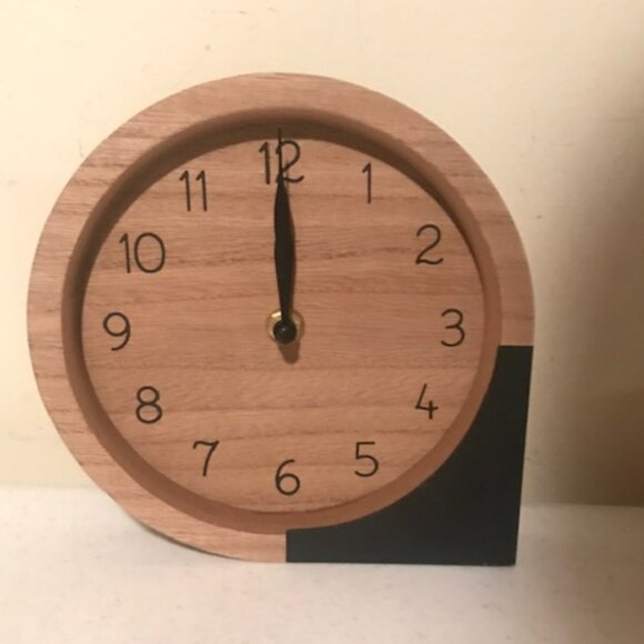 Country Wood Mantle Clock in wood and black finish - Picture 2 of 4